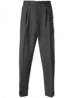 Классические укороченные брюки Prada. Цвет: серый