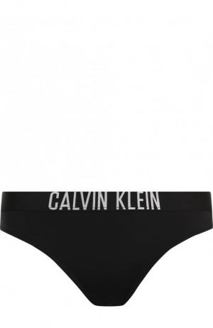 Однотонные плавки-бикини с логотипом бренда Calvin Klein Swimwear. Цвет: черный