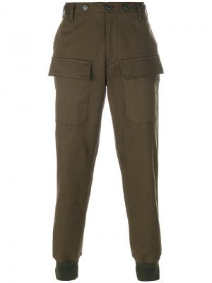 Повседневные зауженные брюки Moncler. Цвет: зелёный
