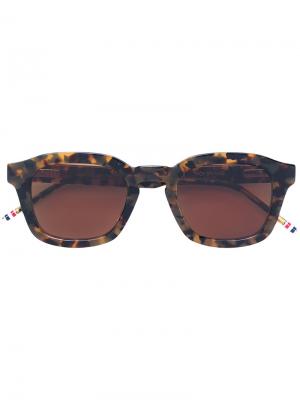 Солнцезащитные очки с эффектом черепашьего панциря Thom Browne Eyewear. Цвет: коричневый
