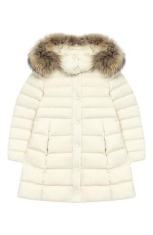 Пуховое пальто с меховой отделкой на капюшоне Moncler Enfant. Цвет: бежевый