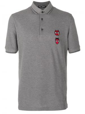 Рубашка-поло с заплатками в виде дизайнеров-чертов Dolce & Gabbana. Цвет: серый