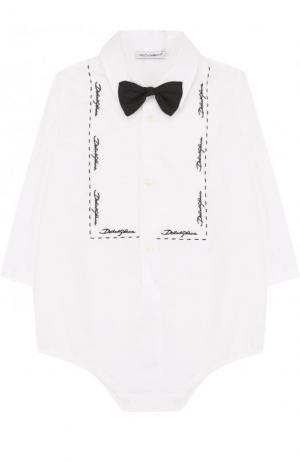 Хлопковое боди с вышивкой и галстуком-бабочкой Dolce & Gabbana. Цвет: белый