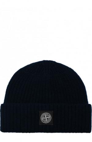 Шерстяная шапка фактурной вязки с логотипом бренда Stone Island. Цвет: темно-синий