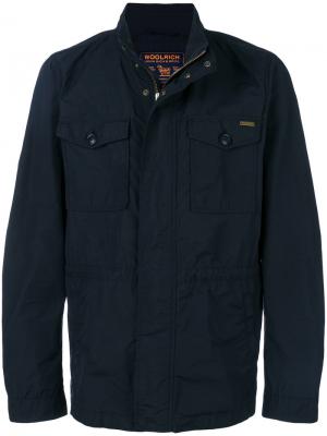 Приталенная легкая куртка Woolrich. Цвет: синий