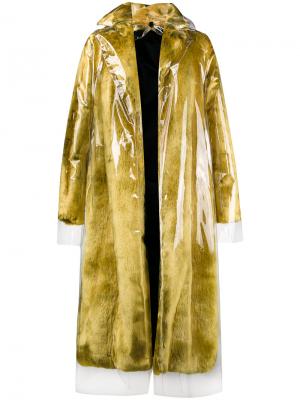 Пальто из искусственного меха со съемной прозрачной накидкой Calvin Klein 205W39nyc. Цвет: жёлтый и оранжевый