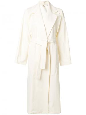 Пальто средней длины с поясом Maison Rabih Kayrouz. Цвет: белый