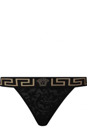 Кружевные трусы-стринги с логотипом бренда Versace. Цвет: черный