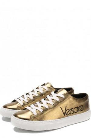 Кеды из металлизированной кожи с логотипом бренда Versace. Цвет: золотой