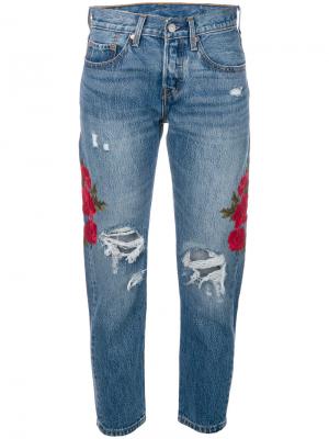 Укороченные состаренные джинсы с вышивкой  Levis Levi's. Цвет: синий