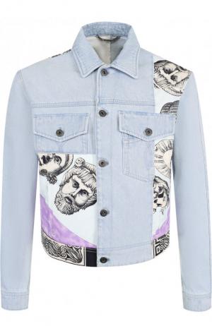 Джинсовая куртка на пуговицах с принтом Versace. Цвет: разноцветный