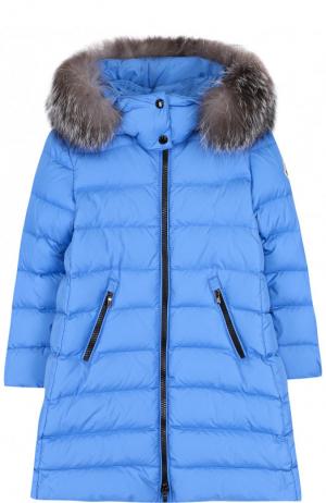Пуховое пальто на молнии с капюшоном и меховой отделкой Moncler Enfant. Цвет: голубой
