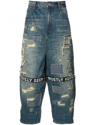 Укороченные джинсы с рваными деталями Mostly Heard Rarely Seen. Цвет: синий