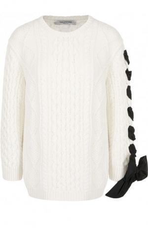 Шерстяной пуловер свободного кроя с декорированной отделкой на рукаве Valentino. Цвет: черно-белый