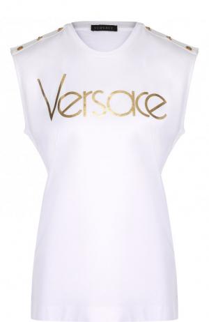 Хлопковый топ с круглым вырезом и логотипом бренда Versace. Цвет: белый