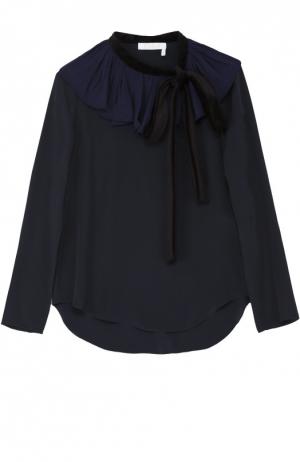 Шелковая блуза с контрастной оборкой и воротником аскот Chloé. Цвет: темно-синий