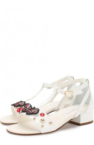 Кожаные босоножки на ремешке с заклепками Dolce & Gabbana. Цвет: белый