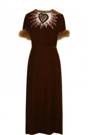 Приталенное бархатное платье-миди с меховой отделкой Fendi. Цвет: бежевый