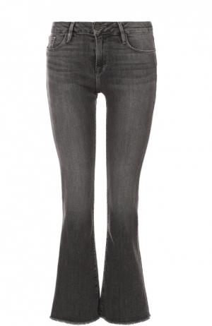 Расклешенные укороченные джинсы с бахромой Frame Denim. Цвет: серый