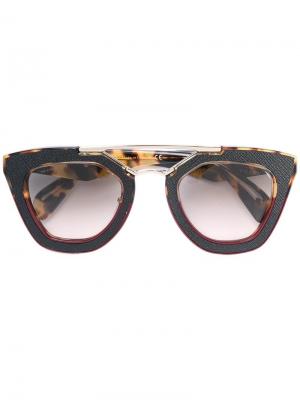 Солнцезащитные очки Prada Eyewear. Цвет: коричневый