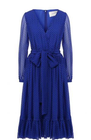 Шелковое платье-миди с V-образным вырезом и поясом Valentino. Цвет: синий