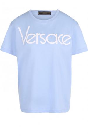 Хлопковая футболка с контрастным логотипом бренда Versace. Цвет: голубой