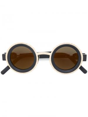 Круглые солнцезащитные очки в двух тонах Kuboraum. Цвет: чёрный