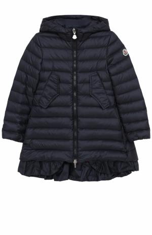 Стеганое пуховое пальто с капюшоном и оборкой Moncler Enfant. Цвет: синий