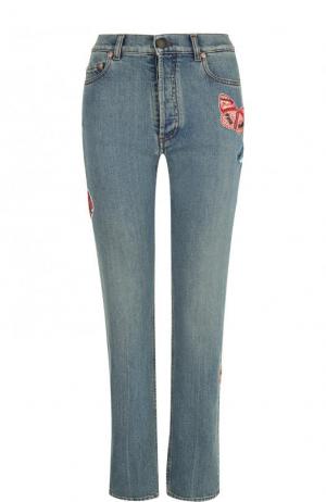 Укороченные джинсы с потертостями и отделкой в виде бабочек Valentino. Цвет: голубой
