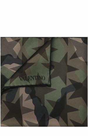 Шелковый платок с камуфляжным принтом Valentino. Цвет: хаки