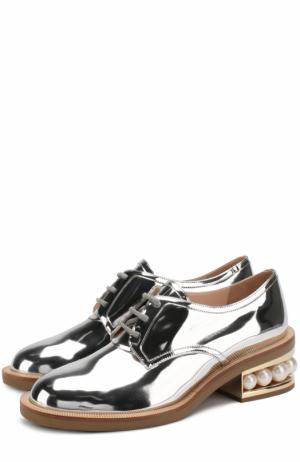 Ботинки из металлизированной эко-кожи на каблуке с декором Nicholas Kirkwood. Цвет: серебряный