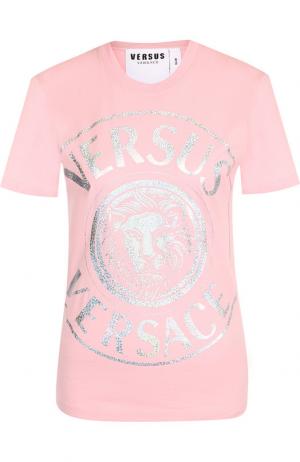 Хлопковая футболка с круглым вырезом и логотипом бренда Versus Versace. Цвет: розовый